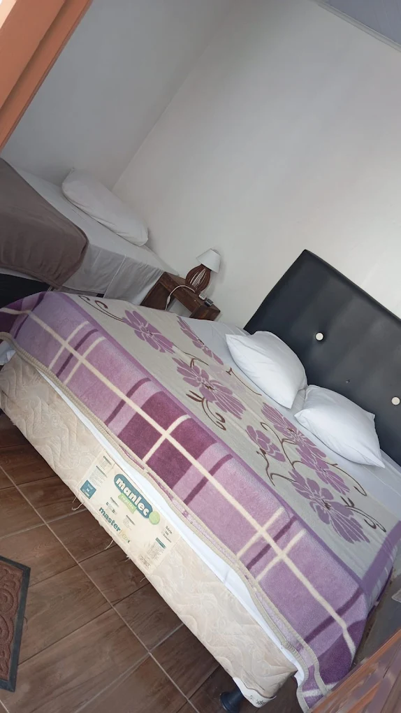 Quarto de casal com cabeceira estofada